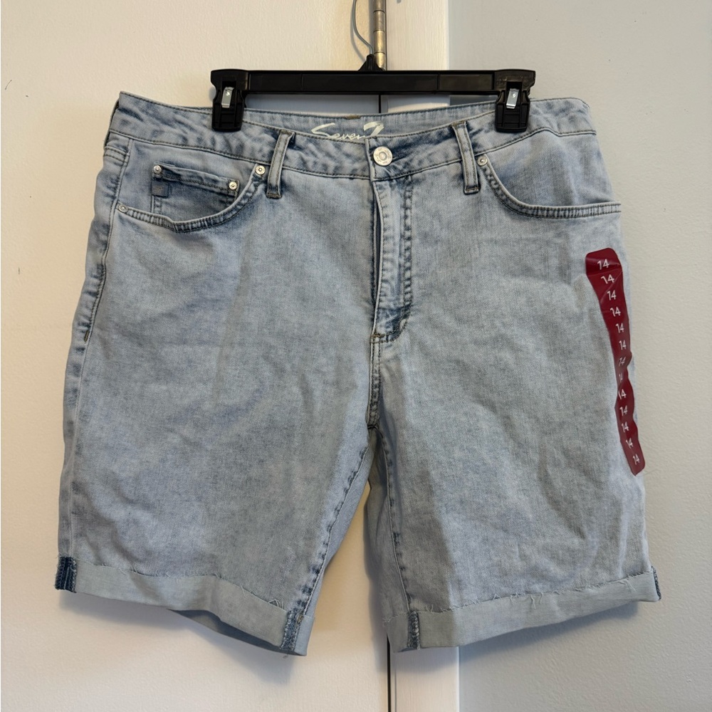 Relaxed Bermuda women’s shorts. NWOT